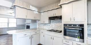 Centrally Located 3 bedroom 2 bathroom house! Gallery 28
