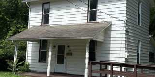 2 Bdrm 1st Floor Bath Secluded Yard Gallery 1