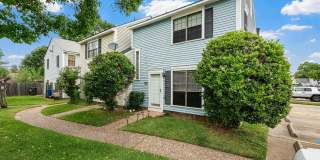 Cobblestone Townhouse - End unit close to parking Gallery 9