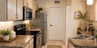 Gorgeous Wood Floors 1/1 condo for RENT @The Crest close to UCF Gallery 5