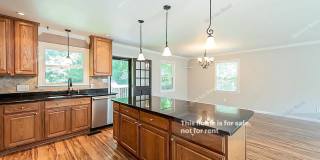 Room in 6 Bedroom Home at Oak Park Rd Gallery 11