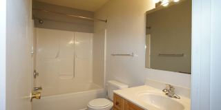 4 Bed/2 1/2 Bath Bus Line Reserved Parking Gallery 15