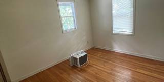 4 bedroom 1 1/2 bath single family house with yard. Gallery 41