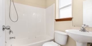Beautiful 3-Bedroom Townhome Near Licton Springs Park Gallery 12