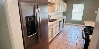 Beautiful Southside 3BR Home | Vaulted Ceilings | Fireplace | Refrigerator Included | Covered Patio Gallery 9