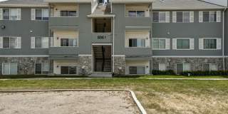 3 Bedroom 2 Bath Unit in Magna! Gallery 1