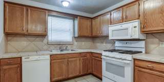 2 Bed Jack & Jill Bathroom  2 Car Garage With Office In The Heart of Yukon! Gallery 15