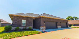 NEW LUXURY 3 BED 2 BATH 2 CAR GARAGE DUPLEX Gallery 1