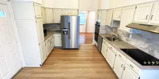 Beautiful 5 bedroom/2.5 bath with large yard Gallery 12