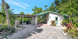 ALL THE CHARM! - Siesta Key 1+ acre on the Bay - 3 bed/ 2 bath pool home Gallery 8