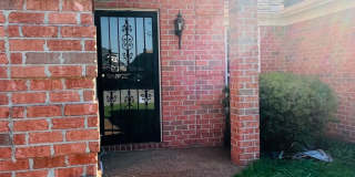 Fenced in back yard! Split bedroom floor plan! Pets are owner's approval, fees do apply. Gallery 4