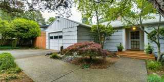 Beautiful Bungalow in SW Portland with Huge Deck and Massive Yard! Gallery 1