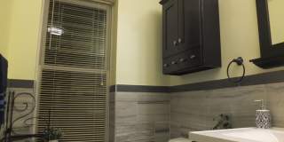 Beautiful Renovated Four bedroom Townhome Gallery 20