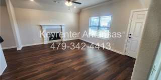 Modern 3‑Bed, 2‑Bath Home with Fenced Yard Gallery 3