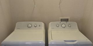 AWESOME 2-BEDROOM CONDO INCL. GARAGE, SWIMMING POOL, WASHER & DRYER! Gallery 18