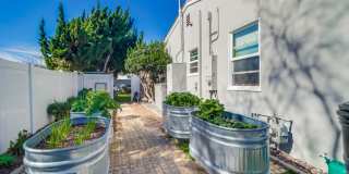 ***VACATION HOME AVAILABLE FROM MAY 15TH- OCTOBER 31ST*** MONTH TO MONTH Gallery 29