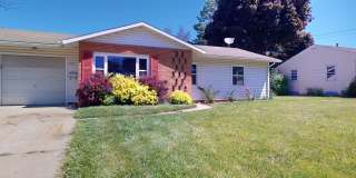 3 Bedroom w/Fully Fenced Backyard-221 17th St Gallery 1