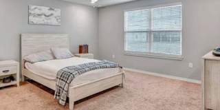 Spacious 5BR House in Crestview Gallery 3