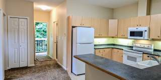 North Lynnwood 3 Bedroom Condo - Corner Unit Gallery 1