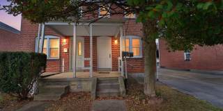 Charming 2BR Townhome in Parkville Gallery 1