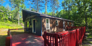 Cozy 3 bedroom house in Henryville with large deck! Gallery 1