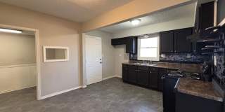 Spacious 2BR + Den with Huge Deck & Hardwood Floors Gallery 6