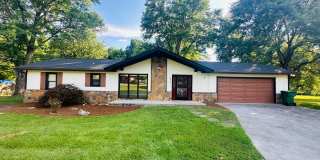 Large 2 bed/2bath & 2-car garage on huge yard Gallery 1