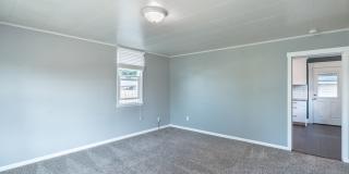 Cute Downtown 2 Bedroom House with Garage & Fenced Yard - Dogs Welcome Gallery 8