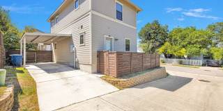 2 Bed / 2.5 Bath Home Available in Dignowity Hill Historic District Gallery 26