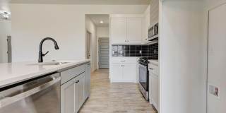 Beautiful! 4-Bed Home in Mustang Gallery 10