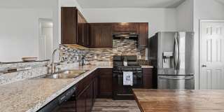 Adorable Cozy Home in Mustang Gallery 1