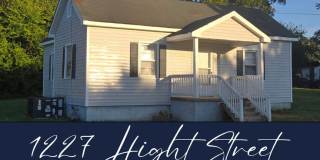 2 Bedroom/1 Bath House In Town Gallery 1