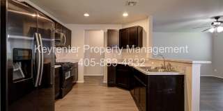 Beautiful 3-Bedroom Home with Easy Access to I-35 & I-240 Gallery 9