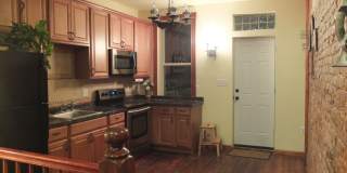 Beautiful Renovated Four bedroom Townhome Gallery 6