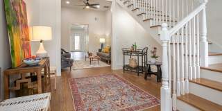 Uptown Renovated 1/1.5 apartment with Private Backyard Gallery 1