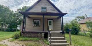 609 N Edmunds- 3 bedroom, 1.5 bathroom house with a large garage, off street parking and central AC. Gallery 1
