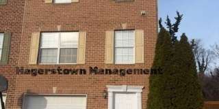 Halfway Townhouse - close to shopping and dining Gallery 1