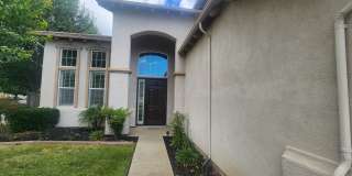 5 Bedroom Home Behind the Gate of Wisteria Place Gallery 4
