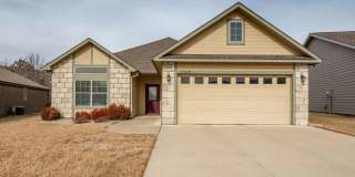 BEAUTIFUL HOME ON WEST SIDE!! SCREENED IN PATIO! FENCED IN YARD! Gallery 1