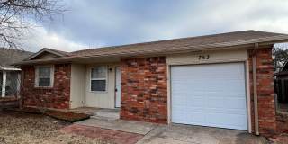 Charming 3 Bedroom Home in Mustang School District Gallery 1