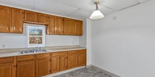 Bright 3 Bedroom, 1.5 Bath Home with Private Yard! Gallery 4