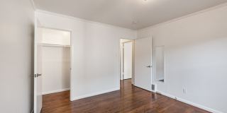 Stunning, Pet Friendly Edwardian 2BR Remodel in Prime location Gallery 27