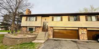 Charming 3BR Townhome in Shoreview-55126 Gallery 1