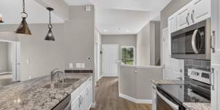 Updated 3BD/3BA Townhome: Quartz Counters, Full Basement Suite/Home Theater, Central A/C Gallery 1