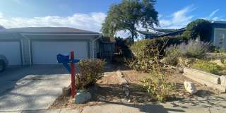 Stead 3 Bedroom 2 Bath - Private Yard Gallery 1