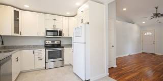 Beautiful 3 bed / 2 bath duplex in Uptown Neighborhood! Gallery 8