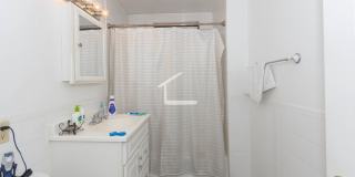 Large, Beautiful renovated 1 bed Gallery 7