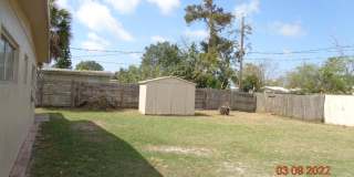 2 Bed/ 1.5 Bath Home with Bonus Room Gallery 1