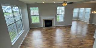 Three Bedroom Home with Fenced in Yard! Gallery 4