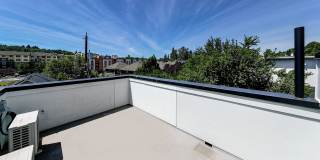 Stylish 2BR Townhome with Rooftop Deck & A/C Near Light Rail Gallery 15
